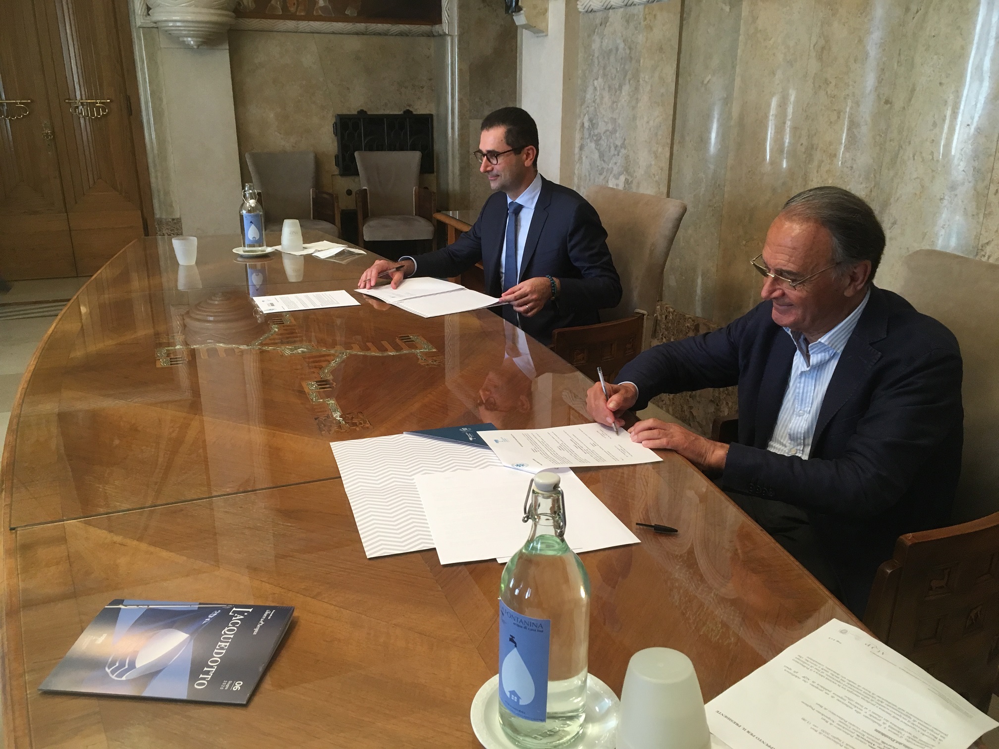 la firma del protocollo, tra il rettore Cupertino (a sin) e il presidene Di Cagno Abbrescia (a destra)